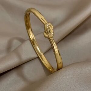 Elegant Gold Knot Bracelet